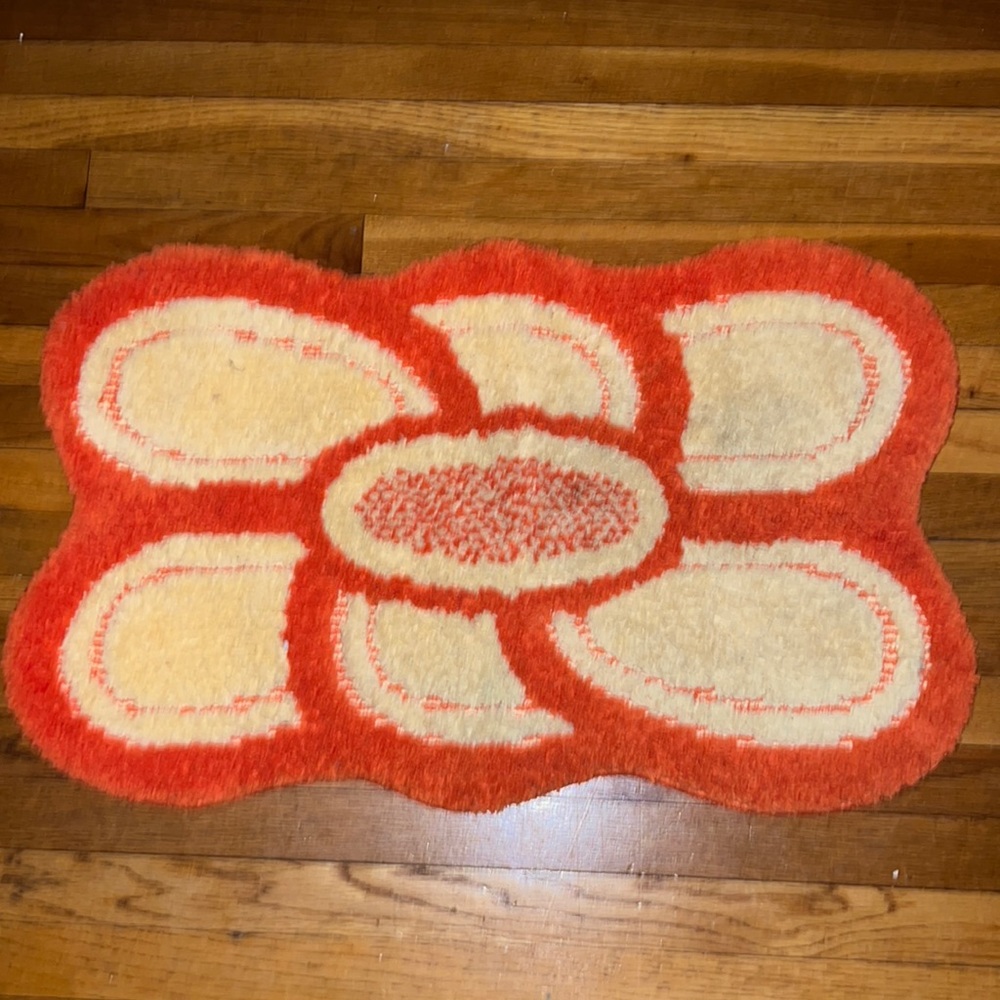 Bathroom Rug! Used Once ! Cute accessory to any Bathroom ! Quick And easy Wash !